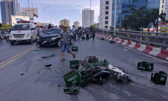 Xe "điên" gây tai nạn liên hoàn trên cầu vượt Nguyễn Chí Thanh