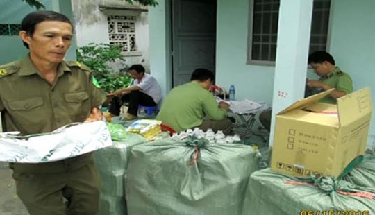 Bắt quả tang cơ sở sản xuất phân bón trái phép