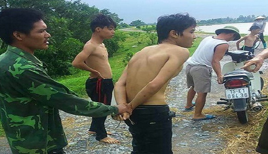 Quần chúng hỗ trợ bắt đối tượng trộm xe máy