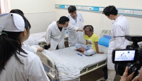 Tin tức 24h về sức khỏe: Mắc bệnh lạ, bé 11 tuổi hoá thành người cây