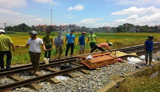 Hai mẹ con đi cắt thuốc chữa bệnh bị tàu hỏa cán tử vong