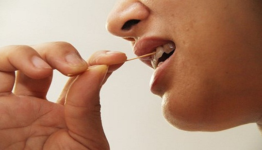 Tác hại của việc xỉa răng sau ăn