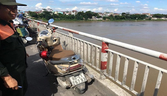 Cô gái bỏ lại xe máy, nhảy cầu Chương Dương tự tử
