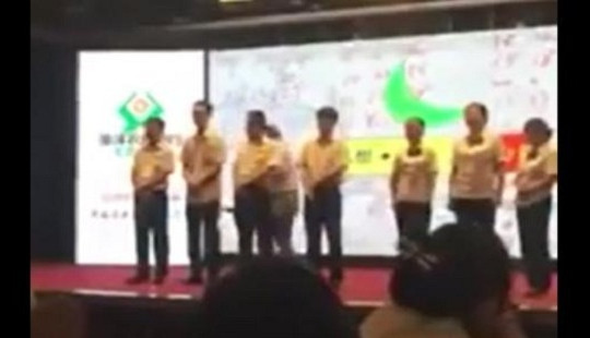 Cư dân mạng sốc vì Giám đốc dùng gậy đánh đòn nhân viên