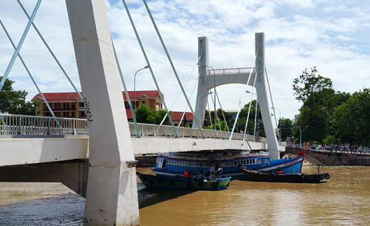 Nước sông dâng cao, tàu cá mắc kẹt dưới gầm cầu