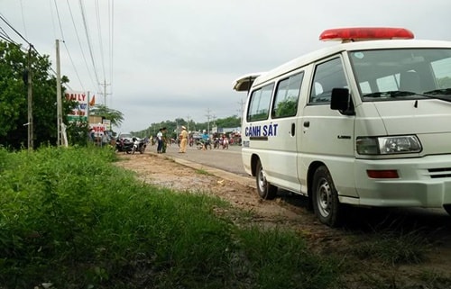 Con của chủ nhà nghỉ bị đâm, chết trong vườn mít