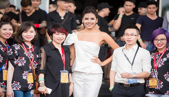 Nguyễn Loan đẹp lạ với style “xăm trổ”