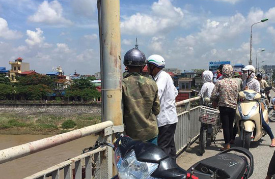 Đi xe máy ra cầu, cô gái trẻ bất ngờ nhảy sông tự tử