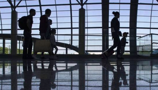 Nga: Máy bay hạ cánh khẩn cấp vì… chim