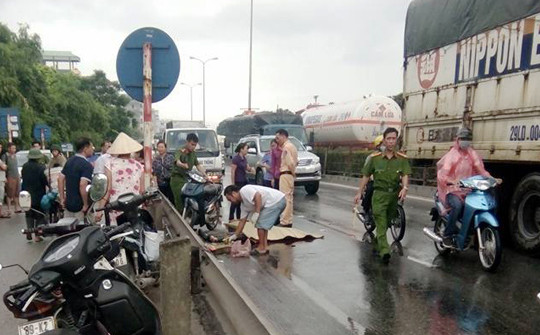 Xe tải cán qua người, một phụ nữ tử vong tại chỗ
