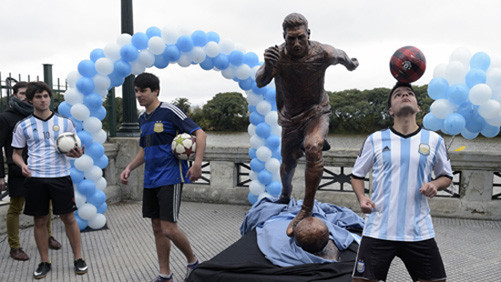 Argentina dựng tượng Messi