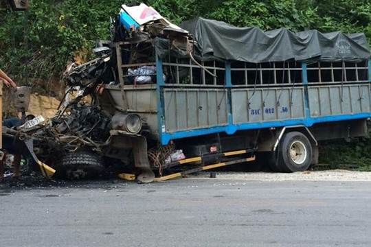 Xe tải đâm vào vách núi, 2 người thương vong
