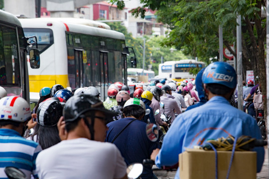 Sĩ tử trở về nhà sau môn thi đầu tiên, đường Hà Nội ùn tắc kéo dài