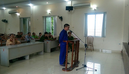 Sử dụng ma túy điều khiển ô tô kéo lê xe Cảnh sát