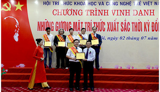 Hai cán bộ Tòa án được vinh danh “Những gương mặt trí thức xuất sắc thời kỳ đổi mới”