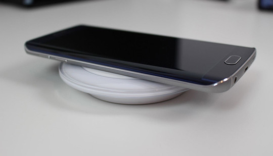 Có nên mua smartphone trang bị sạc không dây