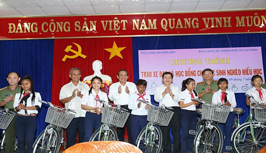 Phó Thủ tướng Trương Hoà Bình tặng quà cho học sinh nghèo vượt khó các tỉnh miền Trung