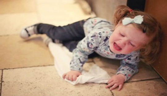 Làm gì khi con ăn vạ mấy tiếng đồng hồ không dứt?