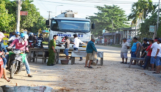 Người dân mang bàn ghế dựng rào chắn chặn “hung thần” xe tải