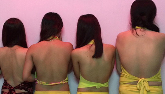 Nhiều tiếp viên nữ mặc bikini phục vụ khách trong quán karaoke không phép