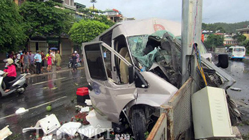 Xe khách đâm vào dải phân cách khiến 8 người bị thương