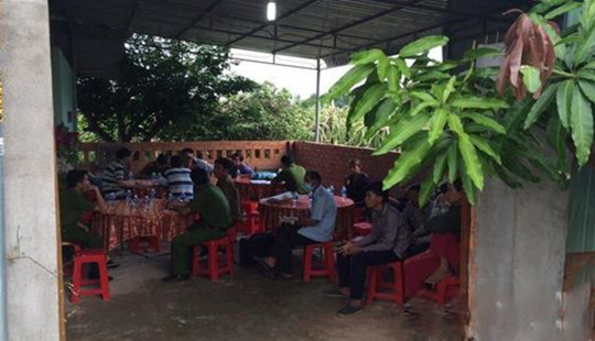 Anh phát hiện em trai chết bất thường trên vũng máu
