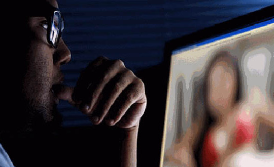 “Bóc lột tình dục” qua mạng để tống tiền