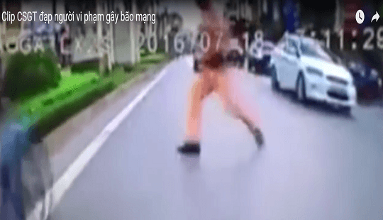 Vụ CSGT dùng chân chặn xe người vi phạm: Trái quy định của pháp luật