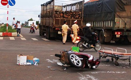 Tin tức giao thông 24h: Va chạm với ô tô, nữ giáo viên tử vong