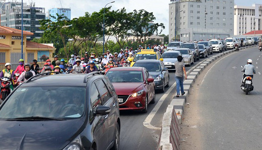 Xe tải lật chắn ngang cầu Sài Gòn, giao thông ùn tắc cục bộ