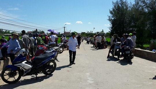 Nam thanh niên mắc kẹt dưới kênh nước do tai nạn giao thông