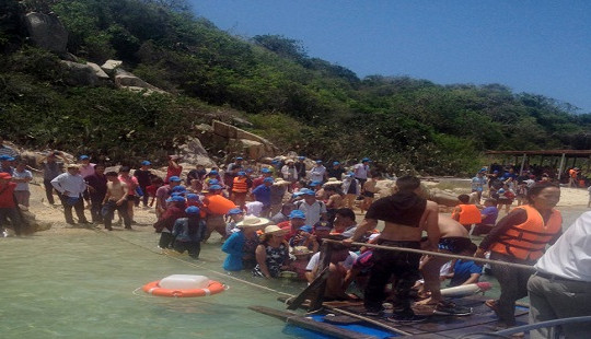 Sập nhà hàng nổi ở Ninh Thuận, 2 người chết