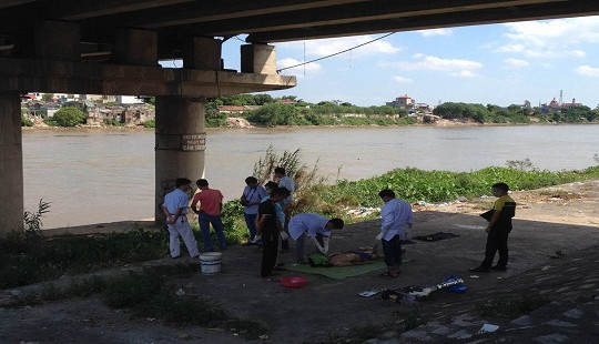 Nam Định: Phát hiện người đàn ông nằm chết trên cầu