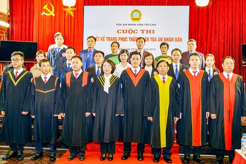 Xem xét, quyết định chọn bộ mẫu trang phục của Thẩm phán để triển khai trên thực tế