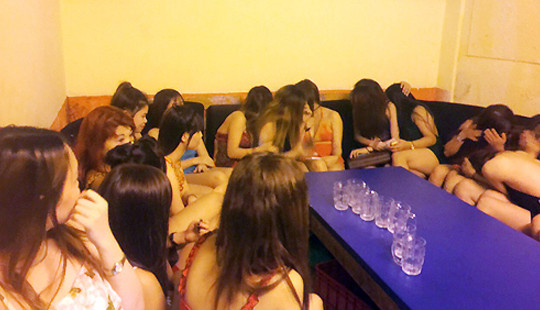 Kiểm tra quán bar, nhà hàng phát hiện hàng chục tiếp viên ăn mặc khêu gợi