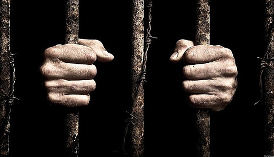 Cô gái bị giam cầm 4 năm vì trót hôn một chàng trai