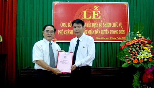 Trao quyết định bổ nhiệm Phó Chánh án TAND huyện Phong Điền, TT-Huế