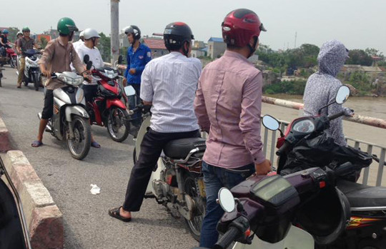 Bỏ lại xe đạp, người đàn ông nhảy cầu tự tử