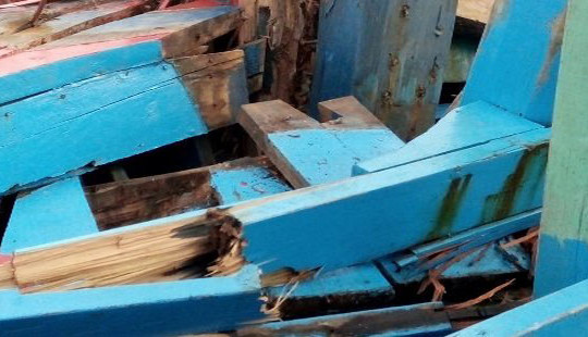 Tàu ngư dân Thanh Hóa bị tàu lạ đâm hư hỏng nặng