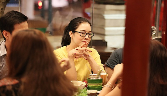 Thu Phương đi ăn với bạn bè sau khi bị tẩy chay ở hải ngoại