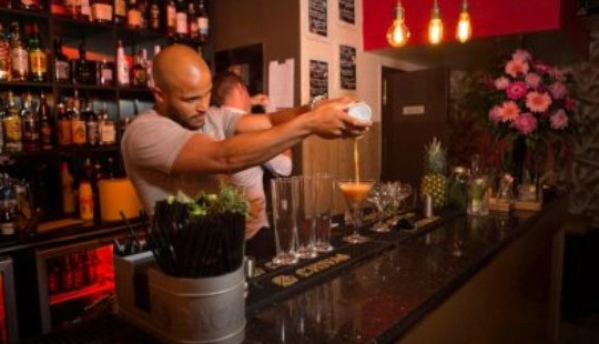 Anh: Chủ quán bar dùng “Lồng Faraday” chặn sóng điện thoại di động