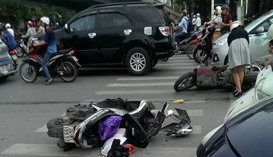 Hà Nội: Dừng đèn đỏ, 2 cô gái bị ô tô tông nguy kịch
