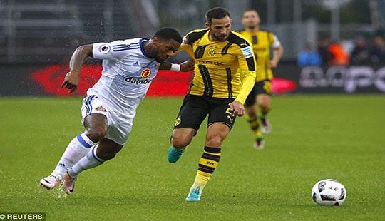 Sunderland cầm hòa Dortmund, Arsenal đại thắng