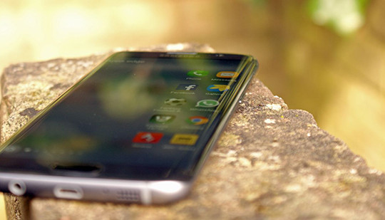Màn hình phẳng không còn chỗ đứng trên dòng Galaxy S