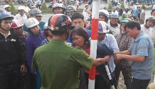 Nghệ An: Kịp thời giải cứu người mẹ ôm con định nhảy cầu tự vẫn