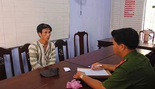 Bóp cổ bà già cướp vàng rồi giả điên khi bị bắt