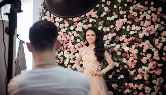 Thí sinh Hoa hậu Việt Nam 2016 khoe nét lãng mạn bên “rừng” hoa hồng