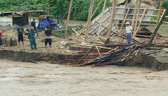Giao thông nhiều tỉnh bị ảnh hưởng do mưa lũ