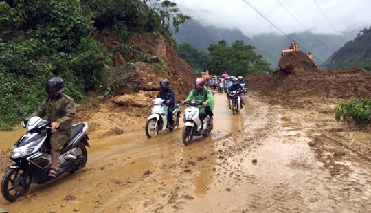 Hòa Bình: Quốc lộ 6 mưa lớn làm sạt lở, ách tắc giao thông