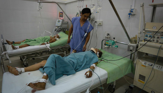 Tàu hỏa tông ô tô khách, 4 người thương vong
